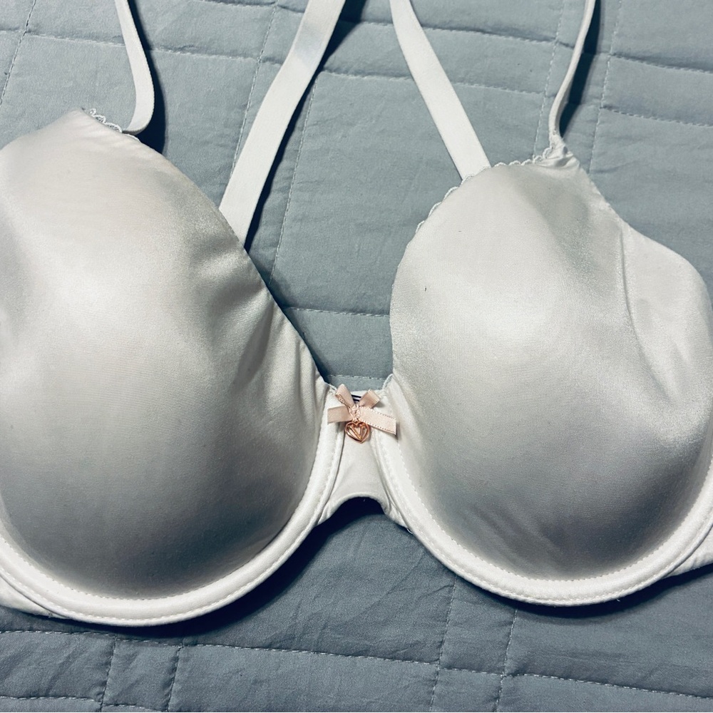 Victoria’s Secret Body by Victoria lightly lined perfect coverage 38C white.